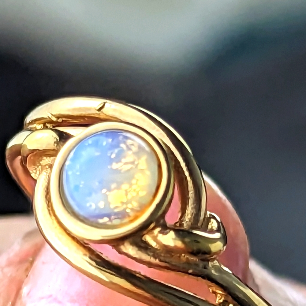 Avon Vintage Opalescent Gold Tone Ring Size 6